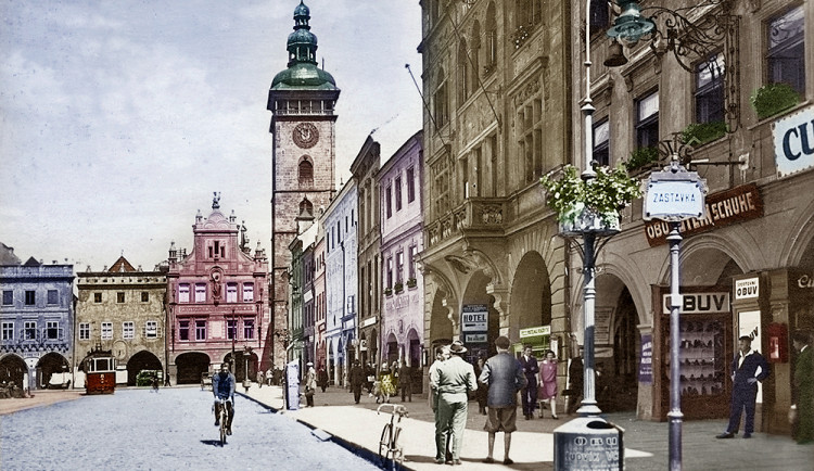 DRBNA HISTORIČKA: Jaká je historie kandelábrů na náměstí?