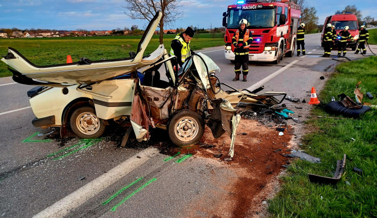 U Bavorovic se čelně srazila dvě auta. Starší řidič zemřel