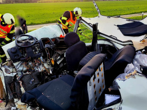 U Bavorovic se čelně srazila dvě auta. Dva lidé se zranili