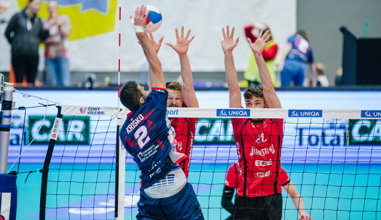 Lvi oplatili Jihostroji porážku. Finálová série je vyrovnaná