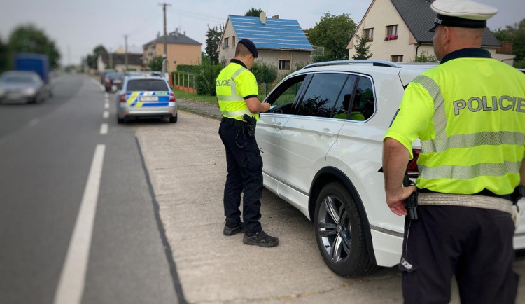 VIDEO: Při útěku policii ztratil boty. Recidivista z Prostějovska řídil, přestože měl zákaz