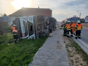 Nehoda kamionu. Silnici z Českých Budějovic na Písek uzavřelo překládání kuřat