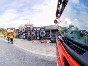 Nehoda kamionu. Silnici z Českých Budějovic na Písek uzavřelo překládání kuřat