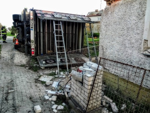 Nehoda kamionu. Silnici z Českých Budějovic na Písek uzavřelo překládání kuřat