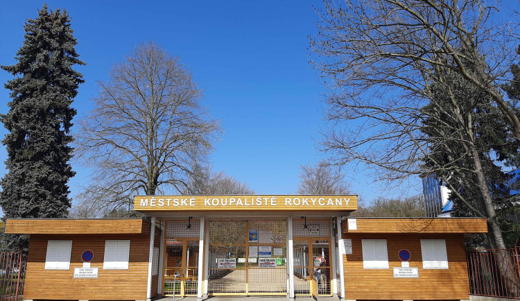 Rokycanské koupaliště se chystá na sezonu, už do něj teče voda z řeky Klabavy