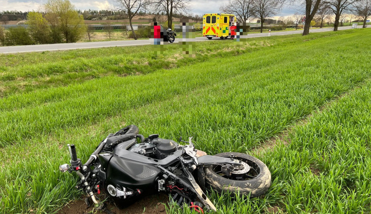 Poslední dubnová sobota byla na jihočeských silnicích ve znamení nehod. Dvakrát vzlétl i záchranářský vrtulník