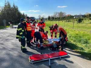 Jihočeští záchranáři dnes opět vyráželi k vážným nehodám motocyklů. Na Písecku se srazili tři motorkáři