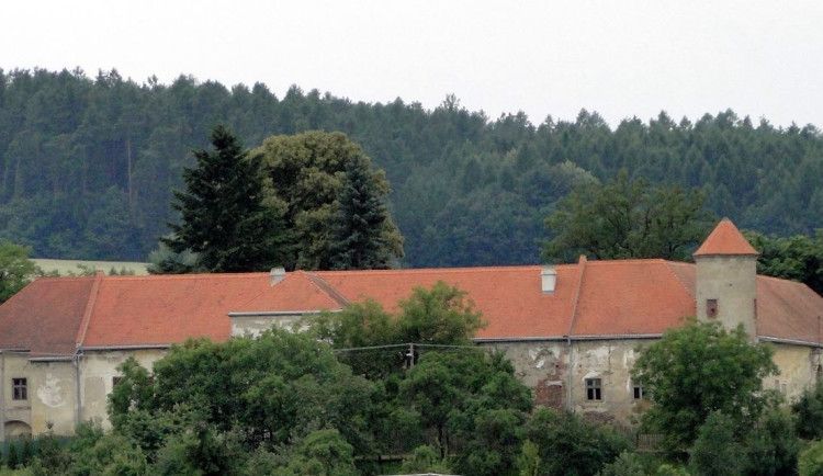 Zámek ve Ptení čeká o víkendu první festival. Nádvoří je přichystané, k dispozici bude i stanové městečko