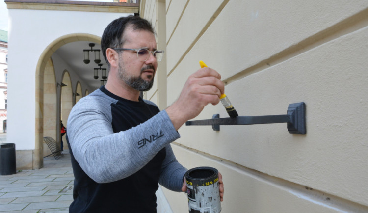 Zač je toho loket? Ten olomoucký visí na budově radnice. V sedmnáctém století byl závazný pro celou Moravu
