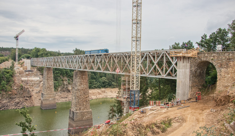 Stavba železničního mostu přes Orlík za 543 milionů korun skončí v příštím roce
