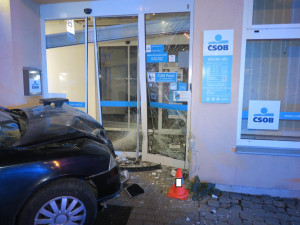 Opilý mladík nezvládl řízení Octavie v Milevsku.