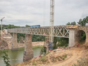 Stavba železničního mostu přes Orlík za 543 milionů korun skončí v příštím roce