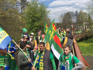 Fanoušci zorganizovali pochod Dačicemi.