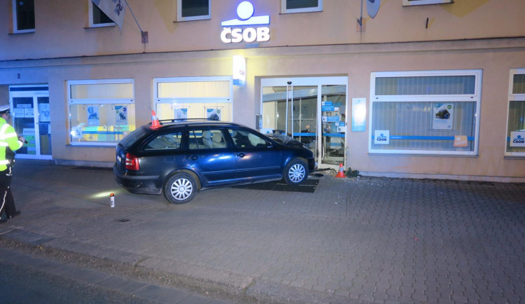 Opilý mladík nezvládl řízení Octavie v Milevsku.