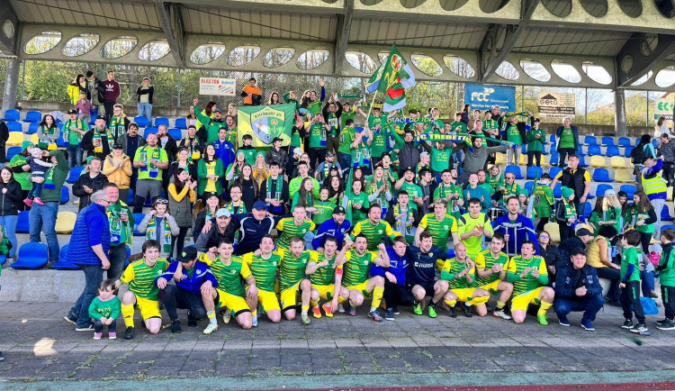 VIDEO: Pochod, vlajky a dýmovnice. I. A třída nabídla lepší atmosféru než ligový fotbal