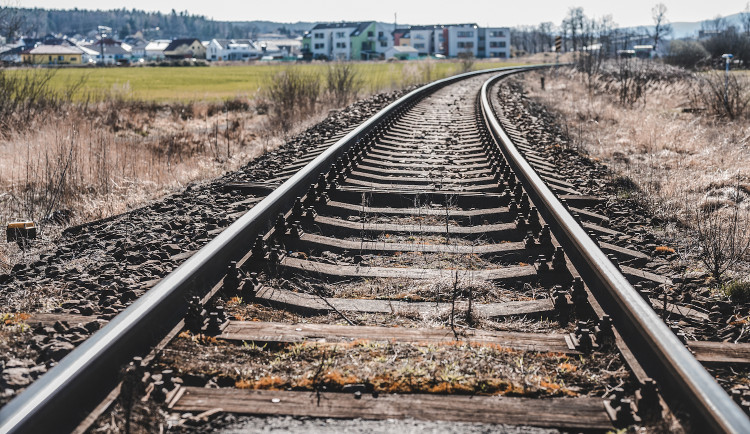 Dvě nehody na železnici. Po střetu s člověkem nejezdí vlaky ve směru na Rakousko