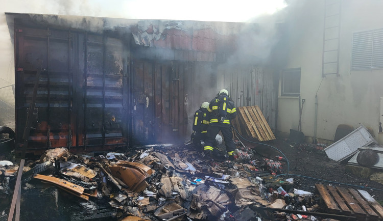 Hasiči zasahují u rozsáhlého požáru kontejnerů. Uvnitř našli i zábavní pyrotechniku