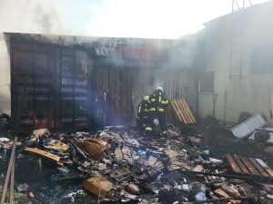 Hasiči zasahují u rozsáhlého požáru kontejnerů. Uvnitř našli i zábavní pyrotechniku