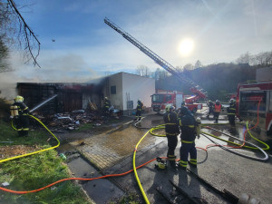 Hasiči zasahují u rozsáhlého požáru kontejnerů. Uvnitř našli i zábavní pyrotechniku