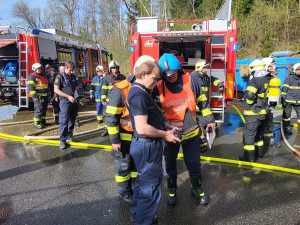 Hasiči zasahují u rozsáhlého požáru kontejnerů. Uvnitř našli i zábavní pyrotechniku
