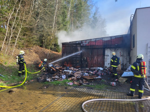 Hasiči zasahují u rozsáhlého požáru kontejnerů. Uvnitř našli i zábavní pyrotechniku