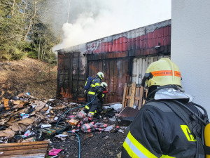 Hasiči zasahují u rozsáhlého požáru kontejnerů. Uvnitř našli i zábavní pyrotechniku