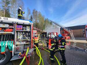 Hasiči zasahují u rozsáhlého požáru kontejnerů. Uvnitř našli i zábavní pyrotechniku
