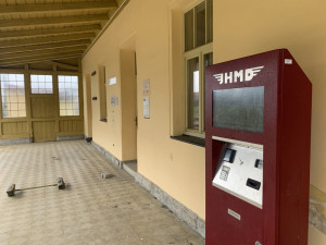 Stanice v Nové Bystřici zeje prázdnotou.