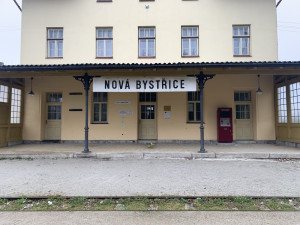 Stanice v Nové Bystřici zeje prázdnotou.