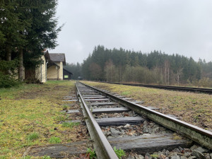 Úzkokolejná dráha protíná mimo jiné území České Kanady.