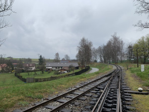 Úzkokolejná dráha protíná mimo jiné území České Kanady.