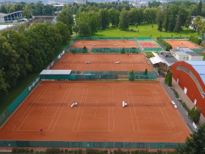 Na prázdninové tenisové kempy 2023 zve LTC VITON České Budějovice