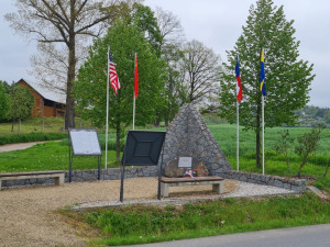 V Písku strhávají vlajky. Tu městskou si někteří pletou s ukrajinskou