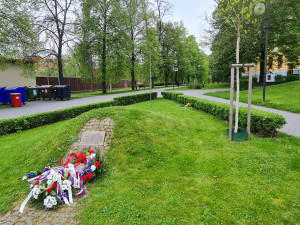 V Písku strhávají vlajky. Tu městskou si někteří pletou s ukrajinskou