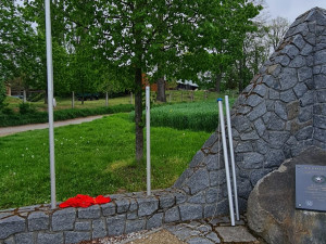 V Písku strhávají vlajky. Tu městskou si někteří pletou s ukrajinskou