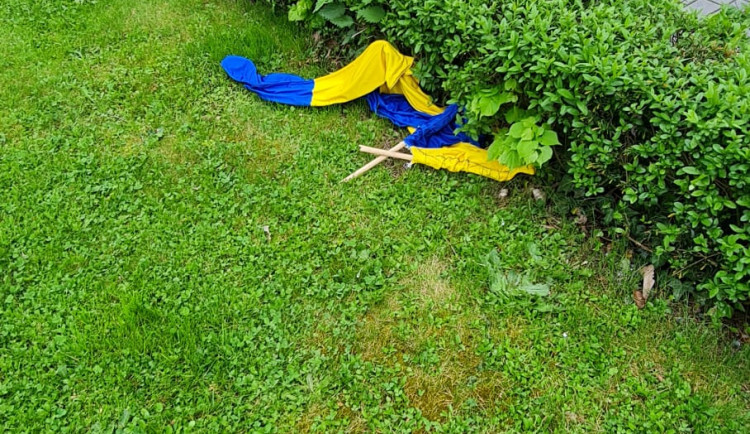 V Písku strhávají vlajky. Tu městskou si někteří pletou s ukrajinskou