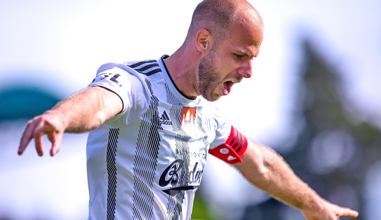 Martin Králik slaví při utkání s Libercem.