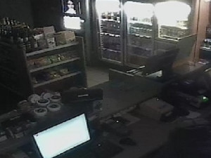 Muž vykradl benzínku. Natočila ho kamera