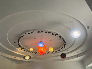 Hvězdárna má nový dalekohled na pozorování slunce. Fasádu zdobí fotografie Orlí mlhoviny