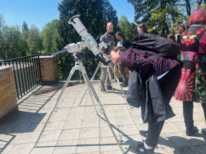 Hvězdárna má nový dalekohled na pozorování slunce. Fasádu zdobí fotografie Orlí mlhoviny