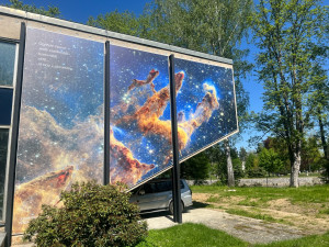 Hvězdárna má nový dalekohled na pozorování slunce. Fasádu zdobí fotografie Orlí mlhoviny