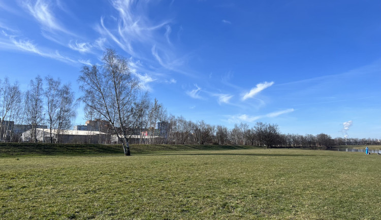 Podél Vltavy vzniká sportovní areál. Nabídne šest hřišť i občerstvení