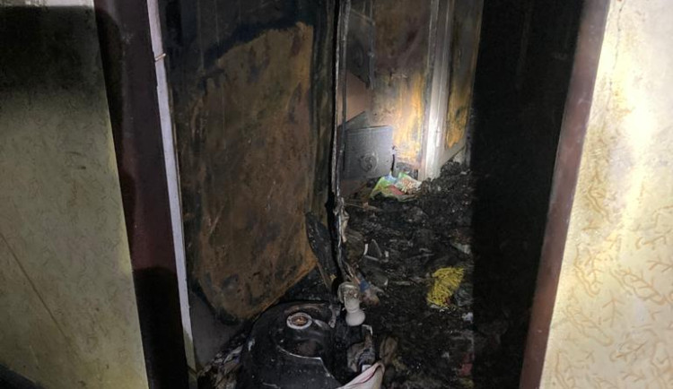 V Táboře hořel dům. Hasiči evaukovali desítku obyvatel, zachránili také čtyři psy