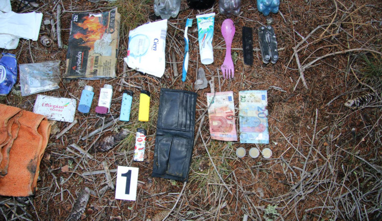 Policie stále pátrá po totožnosti mrtvého muže, kterého našla v lese u Nové Pece