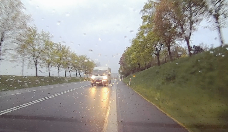 VIDEO: V protisměru se objevila dodávka. Řidička musela zadupnout brzdu