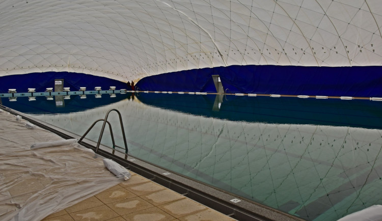 Strakonice zahájily zkušební provoz nafukovací haly nad venkovním bazénem