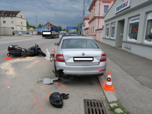 Policie hledá svědky nehody, při které se v Budějcích zranil motorkář