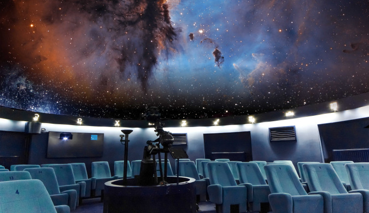 V planetáriu umí odhalit více barev vesmíru, než vidí naše oči