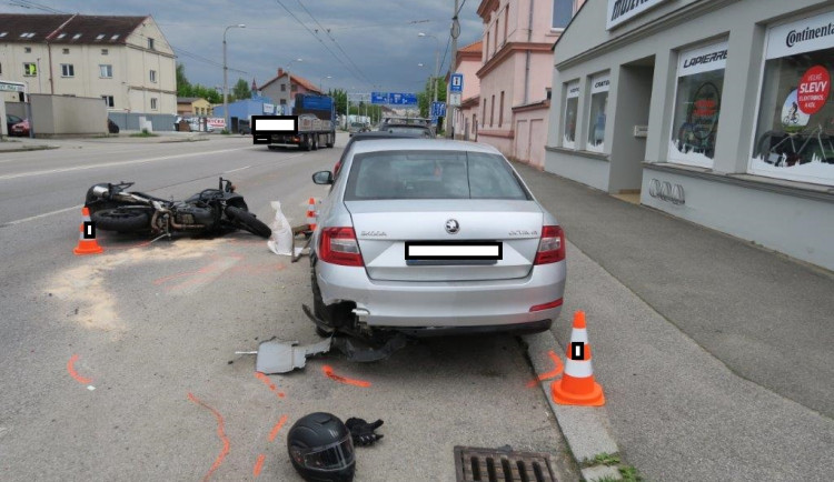 Policie hledá svědky nehody, při které se v Budějcích zranil motorkář
