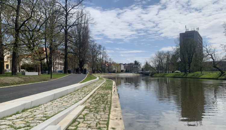 Náplavka v parku v Dukelské ulici.